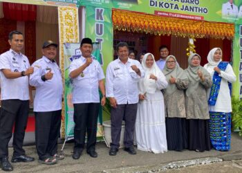 Foto bersama pada peninjauan stan kecamatan dalam rangka kemeriahan perayaan Uro Lahe (hari lahir) Aceh Besar ke-69 tahun, di Lapangan Bungoeng Jeumpa, Kota Jantho, Aceh Besar, Rabu (19/11/2025). FOTO/ MC ACEH BESAR