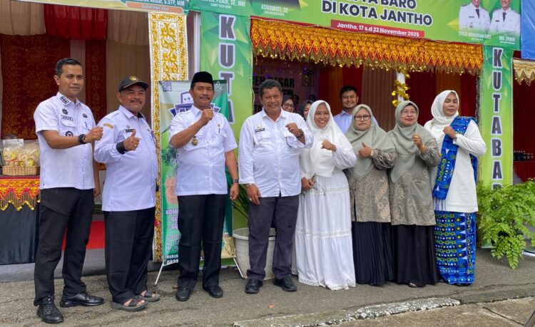 Foto bersama pada peninjauan stan kecamatan dalam rangka kemeriahan perayaan Uro Lahe hari lahir Aceh Besar ke69 tahun di Lapangan Bungoeng Jeumpa Kota Jantho Aceh Besar Rabu 19112025 FOTO MC ACEH BESAR KETIKKABARcom Foto bersama pada peninjauan stan kecamatan dalam rangka kemeriahan perayaan Uro Lahe hari lahir Aceh Besar ke 69 tahun di Lapangan Bungoeng Jeumpa Kota Jantho Aceh Besar Rabu 19112025 FOTO MC ACEH BESAR