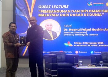 Atase Pendidikan Kedutaan Besar Malaysia di Indonesia, Dr. Hasnul Faizal bin Hushin Amri, memberikan kuliah tamu di Fakultas Keguruan dan Ilmu Pendidikan (FKIP) Universitas Syiah Kuala (USK) Pada Jumat (21/11/2025).