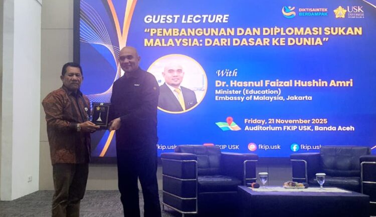 Atase Pendidikan Kedutaan Besar Malaysia di Indonesia Dr Hasnul Faizal bin Hushin Amri memberikan kuliah tamu di Fakultas Keguruan dan Ilmu Pendidikan FKIP Universitas Syiah Kuala USK Pada Jumat 21112025 KETIKKABARcom Atase Pendidikan Kedutaan Besar Malaysia di Indonesia Dr Hasnul Faizal bin Hushin Amri memberikan kuliah tamu di Fakultas Keguruan dan Ilmu Pendidikan FKIP Universitas Syiah Kuala USK Pada Jumat 21112025