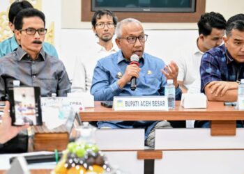 Asisten I Sekdakab Aceh Besar Farhan AP menyampaikan paparan pada pertemuan Kunjungan Kerja Badan Akuntabilitas Publik DPD-RI dengan Pemerintah Aceh dalam rangka Tindaklanjut Pengaduan Masyarakat Provinsi Aceh di Aula Lantai III Kantor Gubernur Aceh, Banda Aceh, Jumat (21/11/2025). FOTO/MC ACEH BESAR
