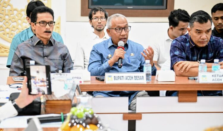 Asisten I Sekdakab Aceh Besar Farhan AP menyampaikan paparan pada pertemuan Kunjungan Kerja Badan Akuntabilitas Publik DPD RI dengan Pemerintah Aceh dalam rangka Tindaklanjut Pengaduan Masyarakat Provinsi Aceh di Aula Lantai III Kantor Gubernur Aceh Banda Aceh Jumat 21112025 FOTOMC ACEH BESAR