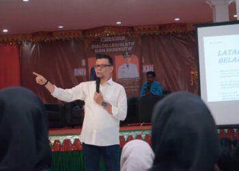 Wakil Ketua II DPRK Banda Aceh, Dr. Musriadi Aswad, SPd, MPd, mengisi dialog legislatif dan eksekutif yang digelar pada Sabtu, 22 November 2025, di Aula Kampus Universitas Serambi Mekkah (USM), Banda Aceh.
