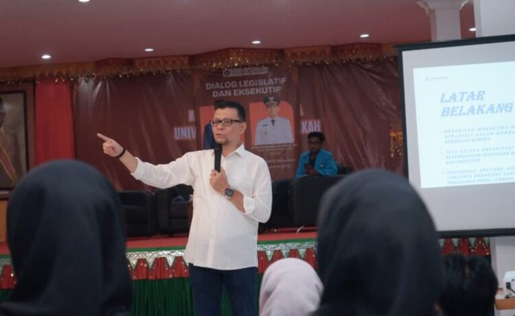 Wakil Ketua II DPRK Banda Aceh Dr Musriadi Aswad SPd MPd mengisi dialog legislatif dan eksekutif yang digelar pada Sabtu 22 November 2025 di Aula Kampus Universitas Serambi Mekkah USM Banda Aceh