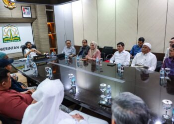 Gubernur Aceh, Muzakir Manaf (Mualem), memfasilitasi pertemuan antara Muchlis Hasyim, pendiri PT Serambi Aceh Makkah (SAM) Airlines, dan Ketua Kesatuan Antar Travel Umrah dan Haji Aceh (KATUHA), Mahfud Ahmad Makam, di Meuligoe Gubernur Aceh, Sabtu, 22 November 2025.