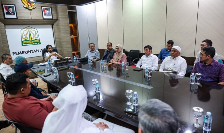 Gubernur Aceh Muzakir Manaf Mualem memfasilitasi pertemuan antara Muchlis Hasyim pendiri PT Serambi Aceh Makkah SAM Airlines dan Ketua Kesatuan Antar Travel Umrah dan Haji Aceh KATUHA Mahfud Ahmad Makam di Meuligoe Gubernur Aceh Sabtu 22 November 2025