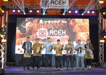 Wakil Gubernur Aceh Fadhlullah (Dek Fadh), didampingi Kepala Disbudpar Aceh Dedy Yuswadi, Wakil Wali Kota Banda Aceh Afdhal Khalilullah, serta perwakilan Forkopimda melakukan penabuhan rapai pada Pembukaan Aceh Festival 2025 berlangsung meriah di Taman Sultanah Safiatuddin, Banda Aceh, Sabtu (22/11/2025) malam.