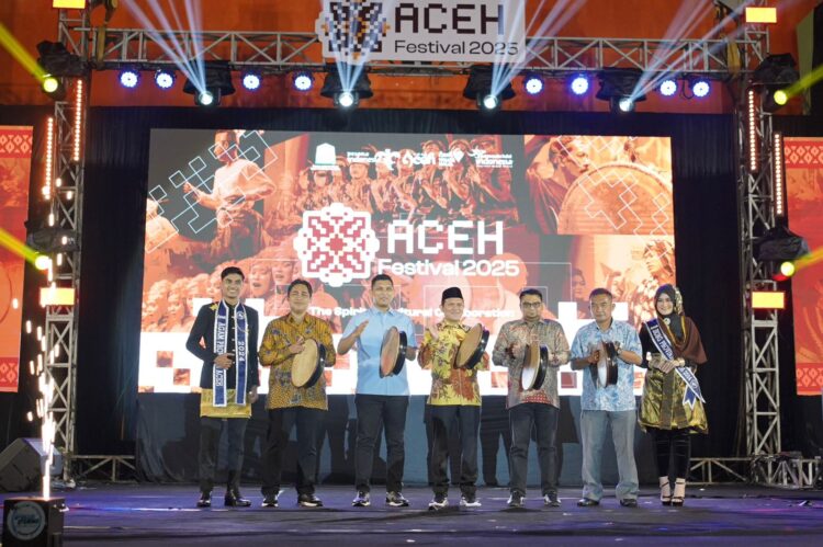 Wakil Gubernur Aceh Fadhlullah Dek Fadh didampingi Kepala Disbudpar Aceh Dedy Yuswadi Wakil Wali Kota Banda Aceh Afdhal Khalilullah serta perwakilan Forkopimda melakukan penabuhan rapai pada Pembukaan Aceh Festival 2025 berlangsung meriah di Taman Sultanah Safiatuddin Banda Aceh Sabtu 22112025 malam