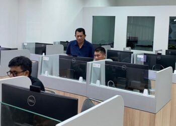 Plt. Dekan FKIP USK, Dr. Sanusi, S.Pd., M.Si. memantau langsung pelaksanaan UTBK UKPPPG di ruang Lab Komputer FKIP USK, pada Minggu (23/11/2025)/Foto: KETIKKABAR.com/LPTK USK