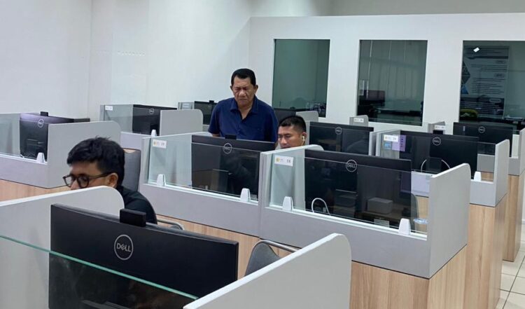 Plt Dekan FKIP USK Dr Sanusi SPd MSi memantau langsung pelaksanaan UTBK UKPPPG di ruang Lab Komputer FKIP USK pada Minggu 23112025Foto KETIKKABARcomLPTK USK KETIKKABARcom Plt Dekan FKIP USK Dr Sanusi SPd MSi memantau langsung pelaksanaan UTBK UKPPPG di ruang Lab Komputer FKIP USK pada Minggu 23112025Foto KETIKKABARcomLPTK USK