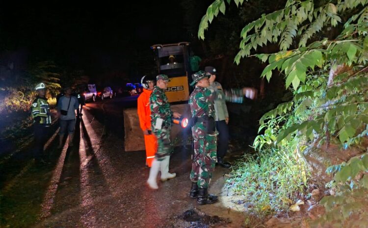 Petugas gabungan TNI Polri BPBD dan relawan melakukan peninjauan serta pembersihan material longsor di ruas jalan TapaktuanSubulussalam Desa Lhok Rukham Aceh Selatan Sabtu malam 22112025 KETIKKABARcom Petugas gabungan TNI Polri BPBD dan relawan melakukan peninjauan serta pembersihan material longsor di ruas jalan TapaktuanSubulussalam Desa Lhok Rukham Aceh Selatan Sabtu malam 22112025