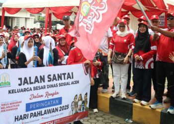 Plt. Kepala Dinas Sosial Aceh, Chaidir, SE., MM., melepas peserta jalan santai untuk memperingati Hari Pahlawan pada Minggu (23/11/2025).