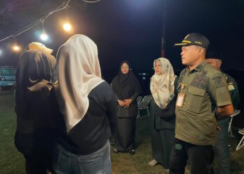 Kabid Penegakan PerundangUndangan Daerah dan Syariat Islam Satpol PP dan WH Aceh Besar Salmawati SAg MSi memberikan sosialisasi kepada pemudi yang kedapatan masih nongkrong hingga larut malam di mobil kopi wilayah Aceh Besar Minggu 23112025 dini hari FOTO MC ACEH BESAR KETIKKABARcom Kabid Penegakan Perundang Undangan Daerah dan Syariat Islam Satpol PP dan WH Aceh Besar Salmawati SAg MSi memberikan sosialisasi kepada pemudi yang kedapatan masih nongkrong hingga larut malam di mobil kopi wilayah Aceh Besar Minggu 23112025 dini hari FOTO MC ACEH BESAR