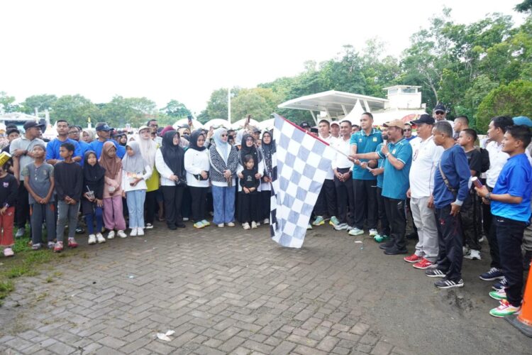 Wakil Bupati Aceh Besar Drs H Syukri A Jalil mengangkat bendera start saat menglepaskan peserta jalan sehat keluarga di lapangan Bungoeng jeumpa Kota Jantho Minggu 23112025 pagi FOTOMC ACEH BESAR KETIKKABARcom Wakil Bupati Aceh Besar Drs H Syukri A Jalil mengangkat bendera start saat menglepaskan peserta jalan sehat keluarga di lapangan Bungoeng jeumpa Kota Jantho Minggu 23112025 pagi FOTOMC ACEH BESAR