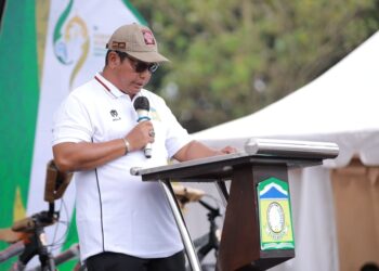 Sekda Aceh Besar Bahrul Jamil SSos MSi menyampaikan sambutan dan sekaligus menutup rangkaian expo pembangunan dalam rangka peringatan Uroe Lahe (Hari Jadi) ke-69 Kabupaten Aceh Besar di Lapangan Bungoeng Jeumpa, Kota Jantho, Minggu (23/11/2025). FOTO/PROKOPIM PEMKAB ACEH BESAR