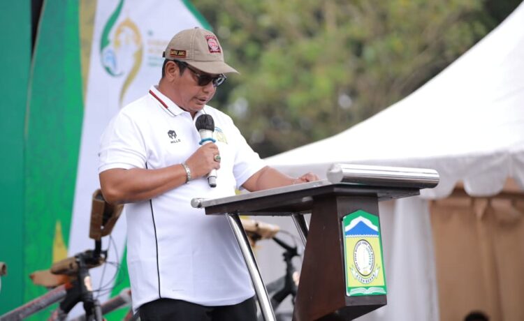 Sekda Aceh Besar Bahrul Jamil SSos MSi menyampaikan sambutan dan sekaligus menutup rangkaian expo pembangunan dalam rangka peringatan Uroe Lahe Hari Jadi ke69 Kabupaten Aceh Besar di Lapangan Bungoeng Jeumpa Kota Jantho Minggu 23112025 FOTOPROKOPIM PEMKAB ACEH BESAR KETIKKABARcom Sekda Aceh Besar Bahrul Jamil SSos MSi menyampaikan sambutan dan sekaligus menutup rangkaian expo pembangunan dalam rangka peringatan Uroe Lahe Hari Jadi ke 69 Kabupaten Aceh Besar di Lapangan Bungoeng Jeumpa Kota Jantho Minggu 23112025 FOTOPROKOPIM PEMKAB ACEH BESAR