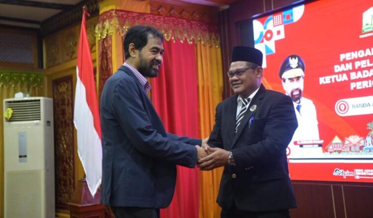 Gubernur Aceh Muzakir Manaf melantik Jamaluddin SH MKn Sebagai Ketua Badan Reintegrasi Aceh BRA periode 2025 2030 Banda Aceh senin 24112025