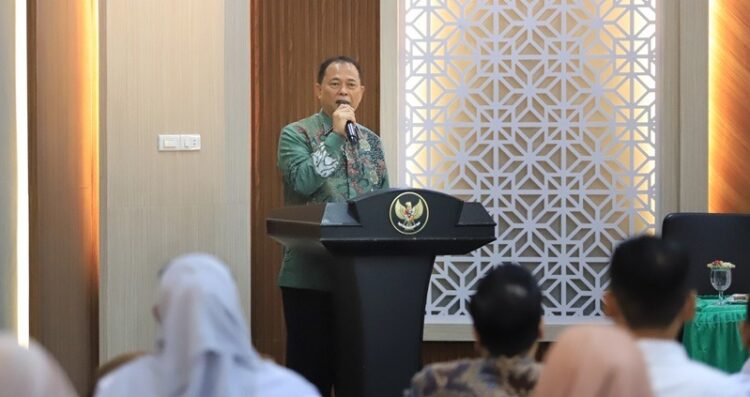 Wakil Rektor Bidang Akademik USK Prof Dr Ir Agussabti MSi IPU memberikan sambutan sekaligus membuka FGD tentang Penyelesaian Illegal Mining di Aceh yang berlangsung di ruang VIP AAC Dayan Dawood Banda Aceh Senin 24 November 2025 FOTOHumas