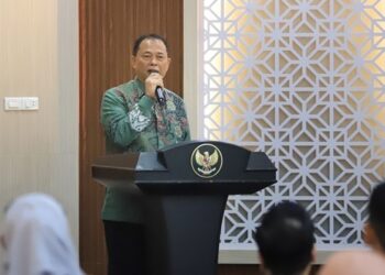 Wakil Rektor Bidang Akademik USK, Prof. Dr. Ir. Agussabti, M.Si., IPU memberikan sambutan sekaligus membuka FGD tentang Penyelesaian Illegal Mining di Aceh yang berlangsung di ruang VIP AAC Dayan Dawood, Banda Aceh, Senin, 24 November 2025. FOTO/Humas.