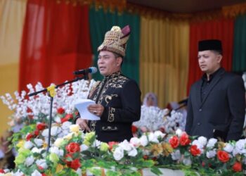 Bupati Aceh Besar Pimpin Upacara Peringatan Uro Lahe ke-69 Kabupaten Aceh Besar Tahun 2025, di Lapangan Bungoeng Jeumpa, Senin (24/11/2025). FOTO/MC ACEH BESAR