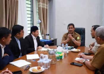 Wakil Bupati Aceh Besar Drs Syukri A Jalil menerima silaturahmi pengurus Yayasan Tahfidz Sulaimaniyah Turki di ruang kerja Wakil Bupati Aceh Besar, Selasa (25/11/2025). FOTO/ PROKOPIM PEMKAB ACEH BESAR