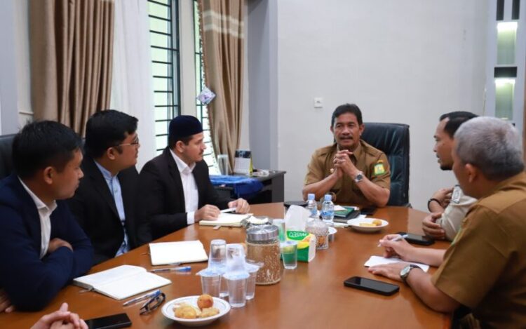 Wakil Bupati Aceh Besar Drs Syukri A Jalil menerima silaturahmi pengurus Yayasan Tahfidz Sulaimaniyah Turki di ruang kerja Wakil Bupati Aceh Besar Selasa 25112025 FOTO PROKOPIM PEMKAB ACEH BESAR KETIKKABARcom Wakil Bupati Aceh Besar Drs Syukri A Jalil menerima silaturahmi pengurus Yayasan Tahfidz Sulaimaniyah Turki di ruang kerja Wakil Bupati Aceh Besar Selasa 25112025 FOTO PROKOPIM PEMKAB ACEH BESAR
