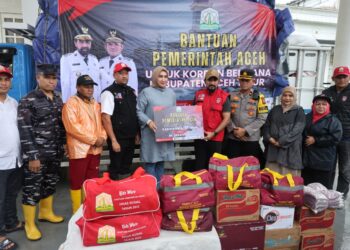 Ny. Marlina didampingi oleh Plt. Kepala Dinas Sosial Aceh, Chaidir, S.E., M.M., untuk menyalurkan bantuan logistik yang sangat dibutuhkan oleh warga yang terpaksa mengungsi akibat bencana pada Rabu (26/11/2025).