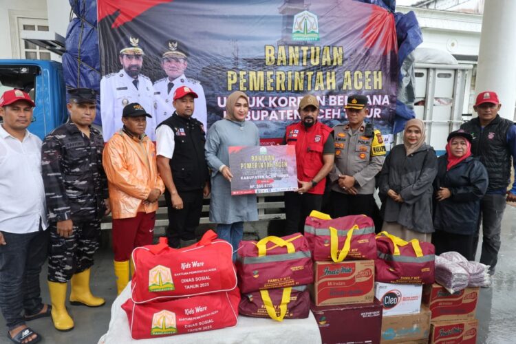 Ny Marlina didampingi oleh Plt Kepala Dinas Sosial Aceh Chaidir SE MM untuk menyalurkan bantuan logistik yang sangat dibutuhkan oleh warga yang terpaksa mengungsi akibat bencana pada Rabu 26112025