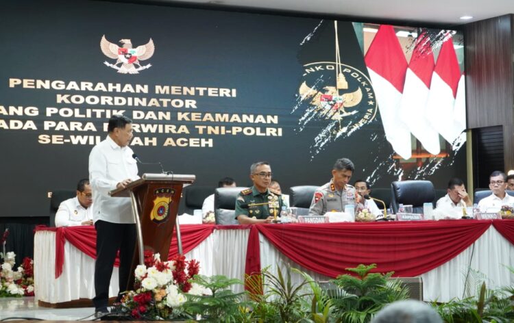 Panglima Komando Daerah Militer Iskandar Muda Pangdam IM Mayor Jenderal TNI Joko Hadi Susilo bersama dengan Menteri Koordinator Bidang Politik dan Keamanan Menkopolkam Republik Indonesia Jenderal TNI Purn Djamari Chaniago memimpin pengarahan kepada jajaran TNI dan Polri seWilayah Aceh di Gedung Presisi Mapolda Aceh Rabu 26112025 KETIKKABARcom Panglima Komando Daerah Militer Iskandar Muda Pangdam IM Mayor Jenderal TNI Joko Hadi Susilo bersama dengan Menteri Koordinator Bidang Politik dan Keamanan Menkopolkam Republik Indonesia Jenderal TNI Purn Djamari Chaniago memimpin pengarahan kepada jajaran TNI dan Polri se Wilayah Aceh di Gedung Presisi Mapolda Aceh Rabu 26112025