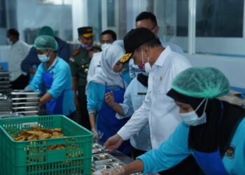 Menteri Koordinator Bidang Politik dan Keamanan (Menkopolkam) RI, Jenderal TNI (Purn) Djamari Chaniago, meninjau Dapur Satuan Pelayanan Pemenuhan Gizi (SPPG) yang terletak di Kompleks SPPG Neusu Yayasan Dharma Bhakti Iskandar Muda, Banda Aceh. pada Kamis (27/11/25).