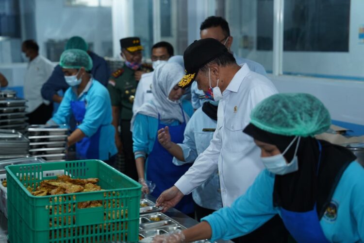 Menteri Koordinator Bidang Politik dan Keamanan Menkopolkam RI Jenderal TNI Purn Djamari Chaniago meninjau Dapur Satuan Pelayanan Pemenuhan Gizi SPPG yang terletak di Kompleks SPPG Neusu Yayasan Dharma Bhakti Iskandar Muda Banda Aceh pada Kamis 271125 KETIKKABARcom Menteri Koordinator Bidang Politik dan Keamanan Menkopolkam RI Jenderal TNI Purn Djamari Chaniago meninjau Dapur Satuan Pelayanan Pemenuhan Gizi SPPG yang terletak di Kompleks SPPG Neusu Yayasan Dharma Bhakti Iskandar Muda Banda Aceh pada Kamis 271125