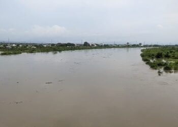 Debit air sungai di Aceh Besar meluap setelah diguyur hujan deras akibat cuaca ekstrem, Kamis (27/11/2025)./ Foto: Mirza/KETIKKABAR.com