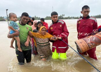 Personel Polda Aceh membantu evakuasi warga terdampak banjir di wilayah yang dilanda bencana, ada Kamis, 27/11/2025./Foto: Humas Polda Aceh