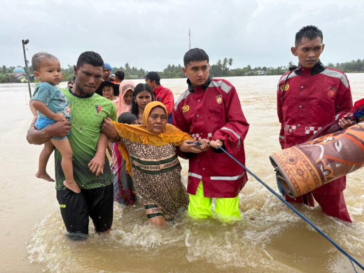 Personel Polda Aceh membantu evakuasi warga terdampak banjir di wilayah yang dilanda bencana ada Kamis 27112025Foto Humas Polda Aceh KETIKKABARcom Personel Polda Aceh membantu evakuasi warga terdampak banjir di wilayah yang dilanda bencana ada Kamis 27112025Foto Humas Polda Aceh