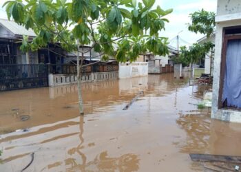 Kondisi banjir di Kompleks Al Wika Asri, Desa Lhang, Kecamatan Darul Kamal, Kabupaten Aceh Besar, Rabu (26/11/2025). FOTO/ MC ACEH BESAR