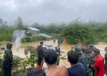 Prajurit Kodam IM, Brigif TP 90/Yudha Giri Dhanu (YGD) dan Yonif TP 854/Dharma Kersaka diterjunkan ke lokasi bencana untuk membuka akses yang tertutup longsor, mengevakuasi warga, serta mengamankan barang berharga sejak Kamis (27/11/25) pagi./ Foto: Humas KODAM IM