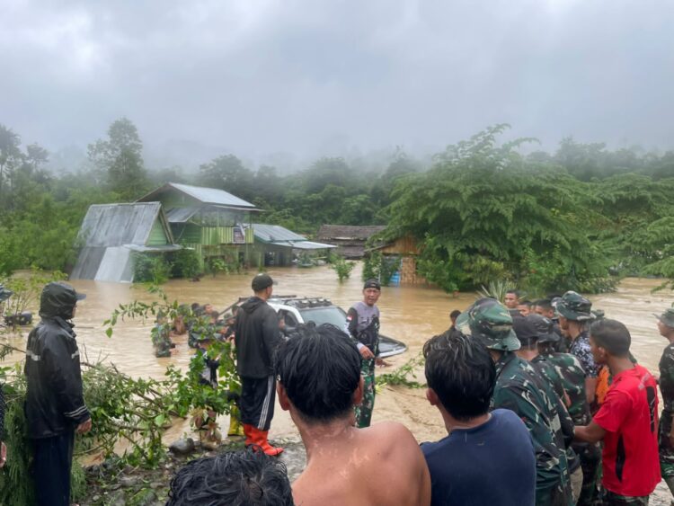 Prajurit Kodam IM Brigif TP 90Yudha Giri Dhanu YGD dan Yonif TP 854Dharma Kersaka diterjunkan ke lokasi bencana untuk membuka akses yang tertutup longsor mengevakuasi warga serta mengamankan barang berharga sejak Kamis 271125 pagi Foto Humas KODAM IM KETIKKABARcom Prajurit Kodam IM Brigif TP 90Yudha Giri Dhanu YGD dan Yonif TP 854Dharma Kersaka diterjunkan ke lokasi bencana untuk membuka akses yang tertutup longsor mengevakuasi warga serta mengamankan barang berharga sejak Kamis 271125 pagi Foto Humas KODAM IM