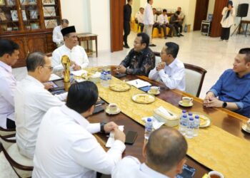 Menteri Pertanian Andi Amran Sulaiman berbincang dalam sebuah pertemuan bersama Wali Kota Sabang Zulkifli H. Adam dan Wali Kota Batam Amsakar Ahmad di Jakarta, Rabu (26/11/2025).