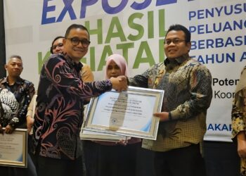 Penyerahan Piagam Penghargaan oleh Deputi Bidang Pengembangan Iklim Penanaman Modal, Riyatno, kepada Wali Kota Sabang Zulkifli H. Adam pada acara Expose Hasil Penyusunan Memo Info Peluang Investasi Daerah Berbasis Spasial 2025 yang digelar di Hotel The Ritz-Carlton Jakarta, pada Jumat 28/11/2025. (Foto: Humas)