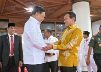 Wakil Gubernur Aceh Fadhlullah SE menerima kunjungan Silaturahmi Menteri Koordinator Bidang Politik dan Keamanan RI Jendral TNI Purn Djamari Chaniago di ruang pertemuan Gubernur Aceh Banda Aceh 27112025 KETIKKABARcom Wakil Gubernur Aceh Fadhlullah SE menerima kunjungan Silaturahmi Menteri Koordinator Bidang Politik dan Keamanan RI Jendral TNI Purn Djamari Chaniago di ruang pertemuan Gubernur Aceh Banda Aceh 27112025