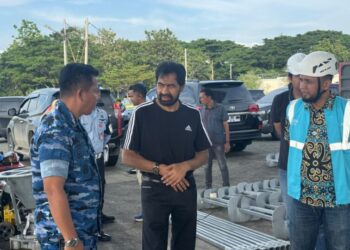 Gubernur Aceh Muzakir Manaf meninjau langsung material tower pengganti untuk percepatan pemulihan kelistrikan Aceh yang tiba dari Jakarta menggunakan pesawat Hercules di Landasan Udara Sultan Iskandar Muda (Lanud SIM), Blang Bintang, Aceh Besar, Jumat (28/11/2025).