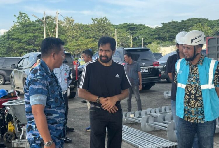 Gubernur Aceh Muzakir Manaf meninjau langsung material tower pengganti untuk percepatan pemulihan kelistrikan Aceh yang tiba dari Jakarta menggunakan pesawat Hercules di Landasan Udara Sultan Iskandar Muda Lanud SIM Blang Bintang Aceh Besar Jumat 28112025