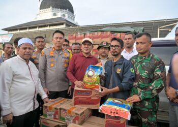 Wakil Gubernur Aceh, H. Fadhlullah, menyerahkan bantuan masa panik kepada masyarakat terdampak banjir di Kecamatan mutiara Kabupaten Pidie, Jumat 28/11/2025. Bantuan diserahkan secara simbolik di Masjid Daud Beureueh dan diterima oleh beberapa perwakilan Forum Komunikasi Pimpinan Kecamatan di Pidie.