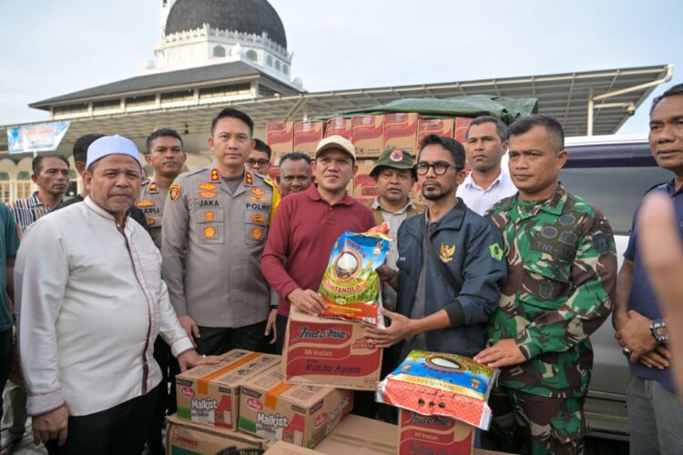 Wakil Gubernur Aceh H Fadhlullah menyerahkan bantuan masa panik kepada masyarakat terdampak banjir di Kecamatan mutiara Kabupaten Pidie Jumat 28112025 Bantuan diserahkan secara simbolik di Masjid Daud Beureueh dan diterima oleh beberapa perwakilan Forum Komunikasi Pimpinan Kecamatan di Pidie KETIKKABARcom Wakil Gubernur Aceh H Fadhlullah menyerahkan bantuan masa panik kepada masyarakat terdampak banjir di Kecamatan mutiara Kabupaten Pidie Jumat 28112025 Bantuan diserahkan secara simbolik di Masjid Daud Beureueh dan diterima oleh beberapa perwakilan Forum Komunikasi Pimpinan Kecamatan di Pidie