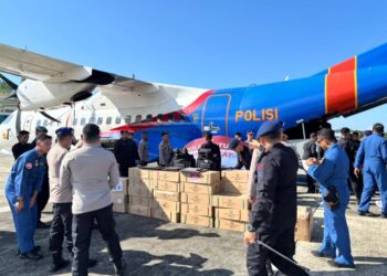 Sebanyak 2,5 ton logistik dan Ransum Operasi Nusantara (RON) dari Mabes Polri mendarat di Bandara Sultan Iskandar Muda (SIM), Blang Bintang, Kabupaten Aceh Besar, Sabtu (29/11/2025)./Foto: Humas Polda Aceh
