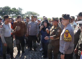 Kapolda Aceh Irjen Pol. Marzuki Ali Basyah mendampingi Menteri Pertahanan (Menhan) RI Sjafrie Sjamsoeddin, Menteri Dalam Negeri Muhammad Tito Karnavian, serta Panglima TNI Jenderal Agus Subiyanto meninjau sejumlah titik terdampak banjir bandang dan posko pengungsian di Kabupaten Pidie Jaya, Sabtu (29/11/2025).
