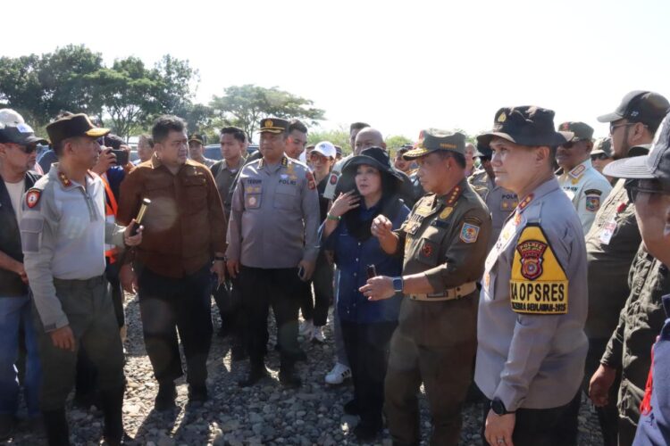 Kapolda Aceh Irjen Pol Marzuki Ali Basyah mendampingi Menteri Pertahanan Menhan RI Sjafrie Sjamsoeddin Menteri Dalam Negeri Muhammad Tito Karnavian serta Panglima TNI Jenderal Agus Subiyanto meninjau sejumlah titik terdampak banjir bandang dan posko pengungsian di Kabupaten Pidie Jaya Sabtu 29112025 KETIKKABARcom Kapolda Aceh Irjen Pol Marzuki Ali Basyah mendampingi Menteri Pertahanan Menhan RI Sjafrie Sjamsoeddin Menteri Dalam Negeri Muhammad Tito Karnavian serta Panglima TNI Jenderal Agus Subiyanto meninjau sejumlah titik terdampak banjir bandang dan posko pengungsian di Kabupaten Pidie Jaya Sabtu 29112025