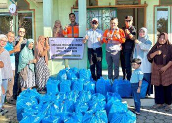 GA & Comrel Manager Solusi Bangun Andalas, Tafaul Rijal bersama Sekda Kota Banda Aceh, Ir. Jalaluddin, ST., MT., menyerahkan bantuan masa panik untuk warga terdampak banjir di Dusun Tanggul, desa Kuta Alam, Kecamatan Kuta Alam, Kota Banda Aceh yang diterima oleh tokoh masyarakat setempat pada 29 November 2025.
