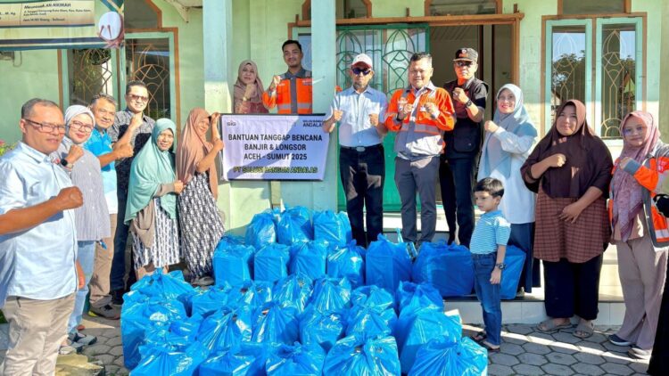 GA Comrel Manager Solusi Bangun Andalas Tafaul Rijal bersama Sekda Kota Banda Aceh Ir Jalaluddin ST MT menyerahkan bantuan masa panik untuk warga terdampak banjir di Dusun Tanggul desa Kuta Alam Kecamatan Kuta Alam Kota Banda Aceh yang diterima oleh tokoh masyarakat setempat pada 29 November 2025 KETIKKABARcom GA Comrel Manager Solusi Bangun Andalas Tafaul Rijal bersama Sekda Kota Banda Aceh Ir Jalaluddin ST MT menyerahkan bantuan masa panik untuk warga terdampak banjir di Dusun Tanggul desa Kuta Alam Kecamatan Kuta Alam Kota Banda Aceh yang diterima oleh tokoh masyarakat setempat pada 29 November 2025