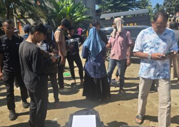 Bidang Teknologi Informasi dan Komunikasi (TIK) Polda Aceh turun langsung ke lokasi bencana membawa satu unit Starlink untuk memulihkan jaringan komunikasi di Desa Tingkeum, Kecamatan Kuta Blang, Kabupaten Bireuen, pada Minggu 30/11/2025/FOTO: Humas Polda Aceh